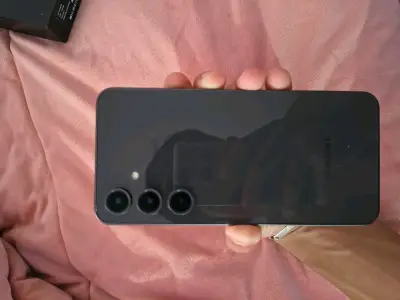 Samsung Galaxy S24 FE con caja y cargador - miniatura 4