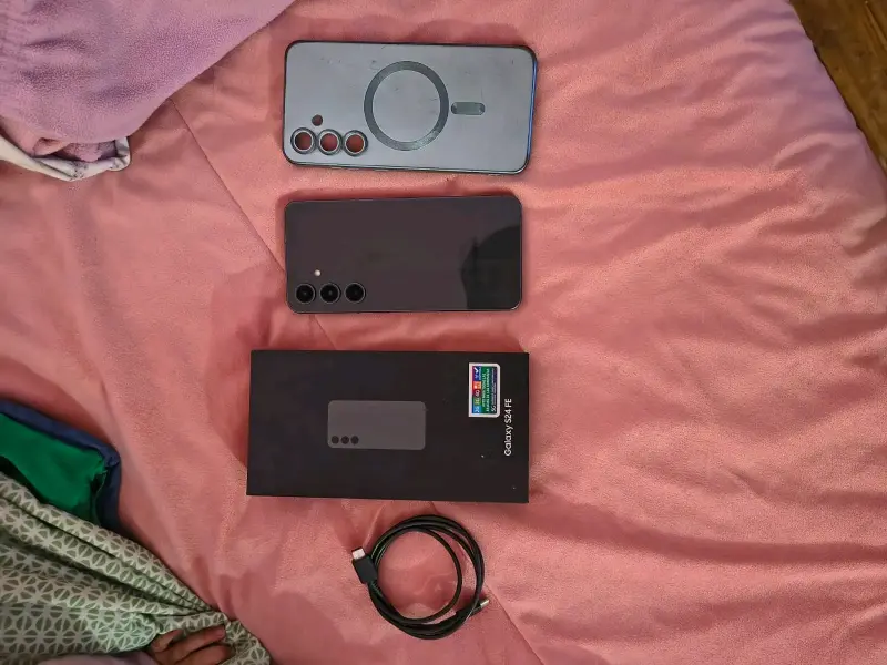 Samsung Galaxy S24 FE con caja y cargador - 5