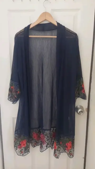 Kimono de encaje azul con bordado floral - miniatura 1