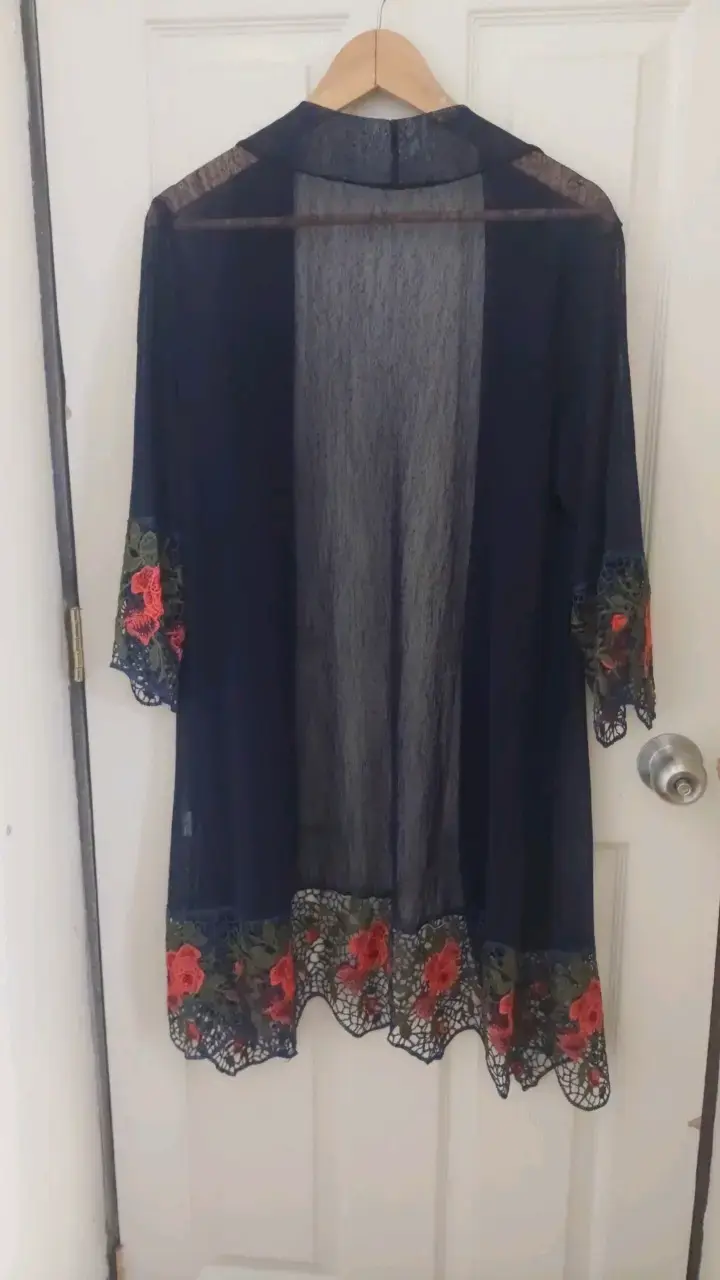 Kimono de encaje azul con bordado floral - 2