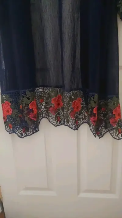 Kimono de encaje azul con bordado floral - miniatura 3