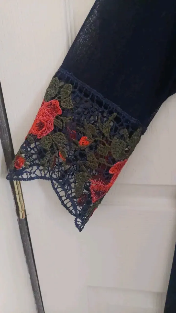 Kimono de encaje azul con bordado floral - 4