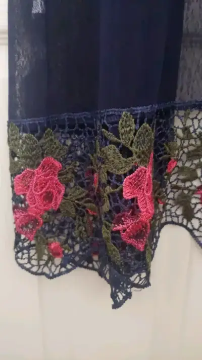 Kimono de encaje azul con bordado floral - miniatura 5