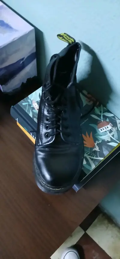 Botas negras de cuero estilo militar - miniatura 1