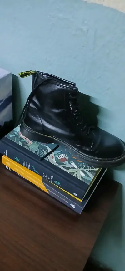 Botas negras de cuero estilo militar - miniatura 2