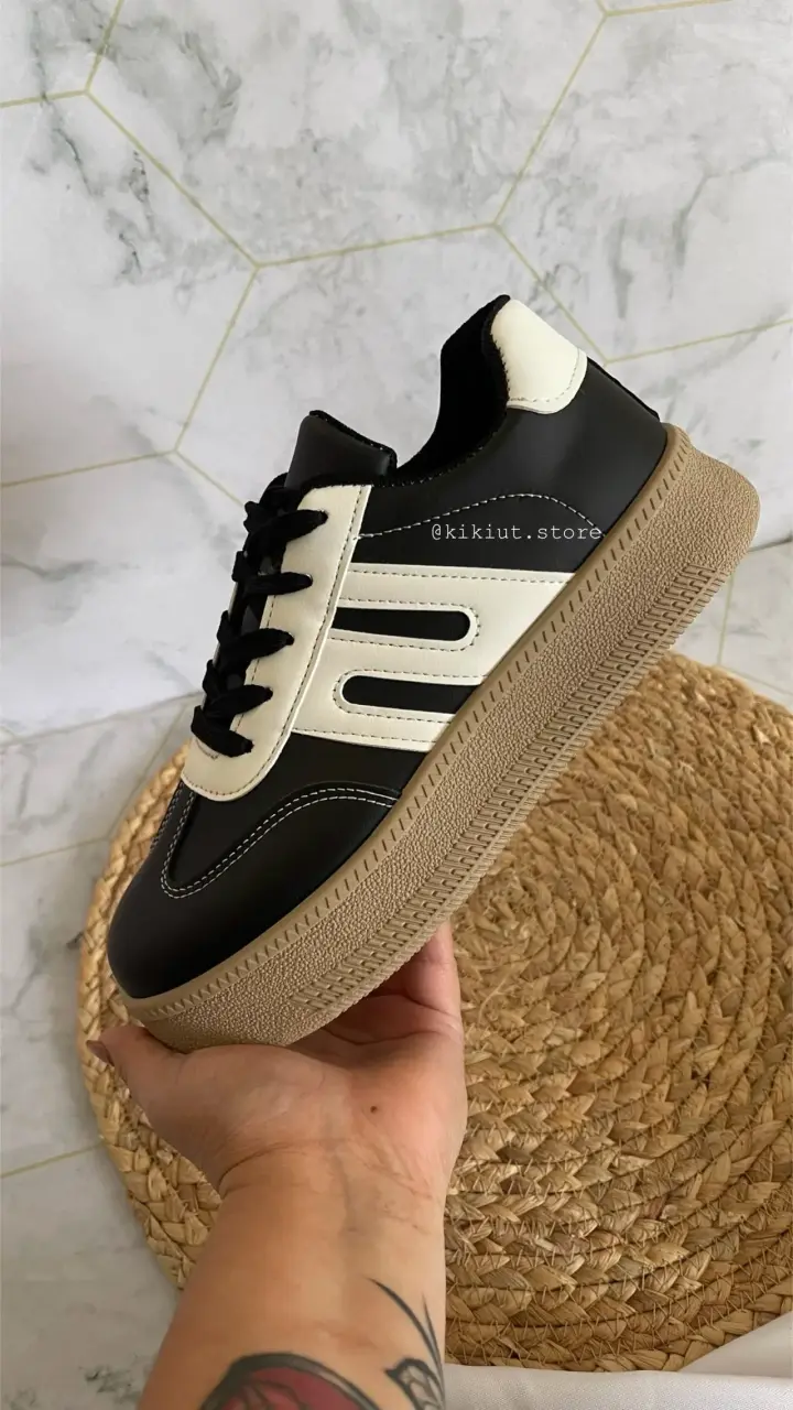 Zapatillas urbanas negras y blancas - 1