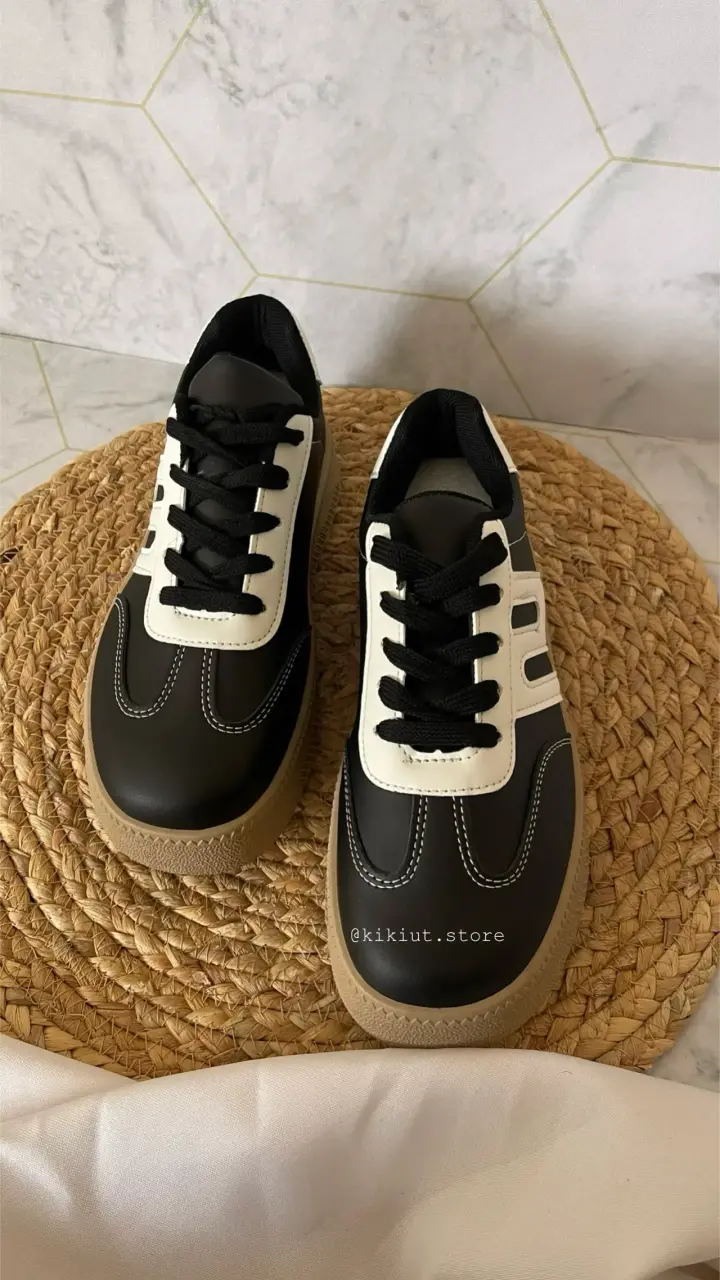 Zapatillas urbanas negras y blancas - 2