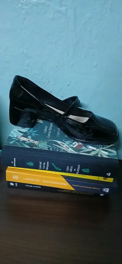 Zapato de charol negro con tacón bajo - miniatura 1
