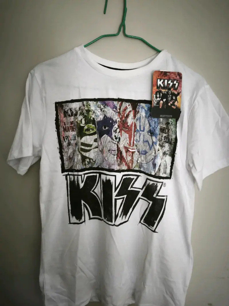 Polera blanca de Kiss con diseño gráfico