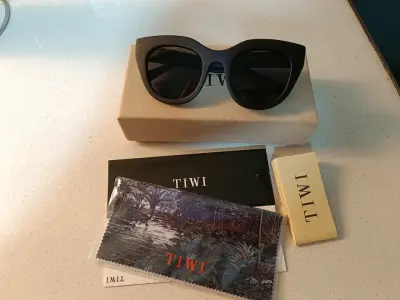 Gafas de Sol Tiwi Negras con Estuche - miniatura 1