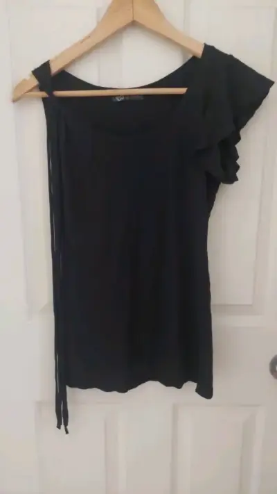 Blusa negra asimétrica con volantes - miniatura 1