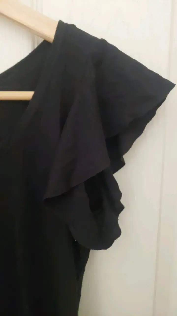 Blusa negra asimétrica con volantes - 2