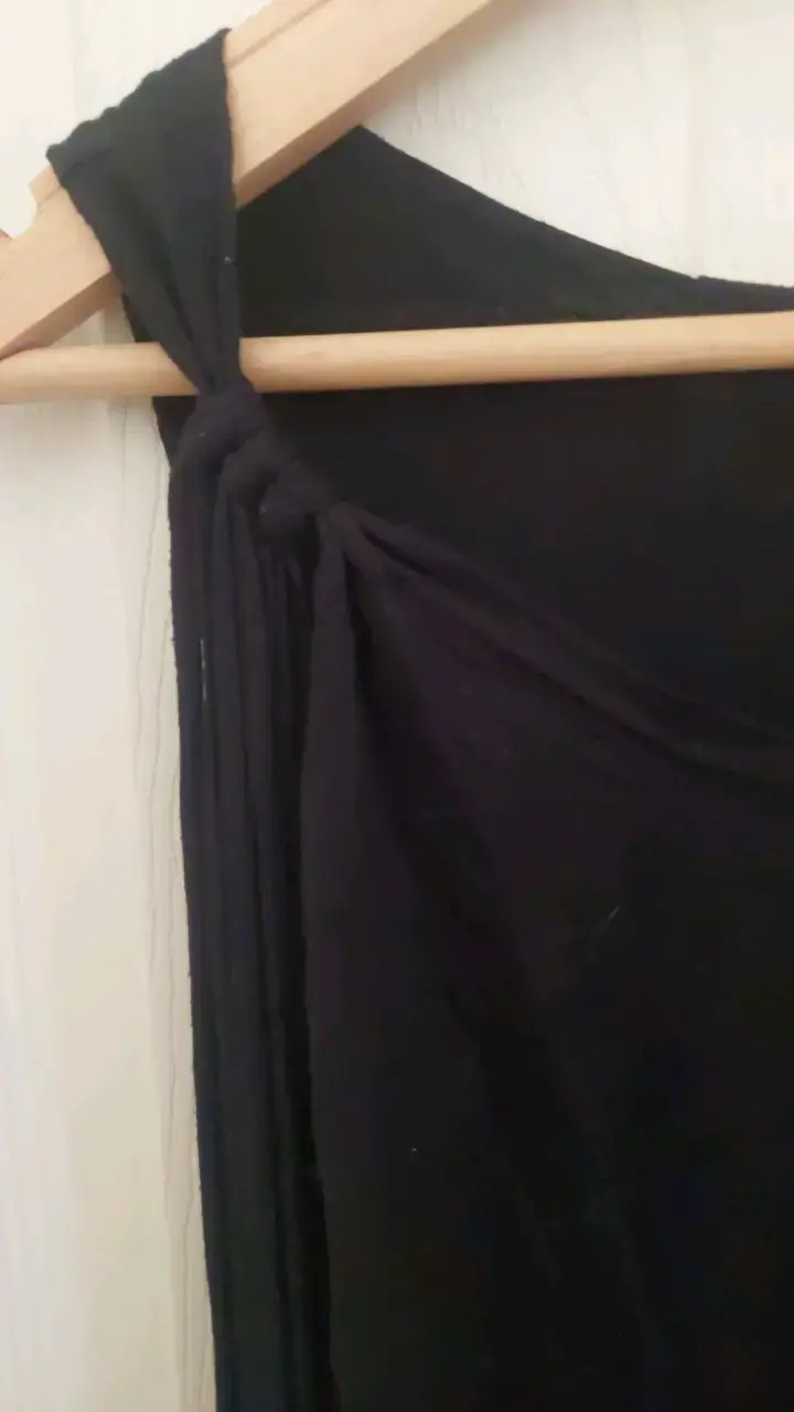 Blusa negra asimétrica con volantes - 3