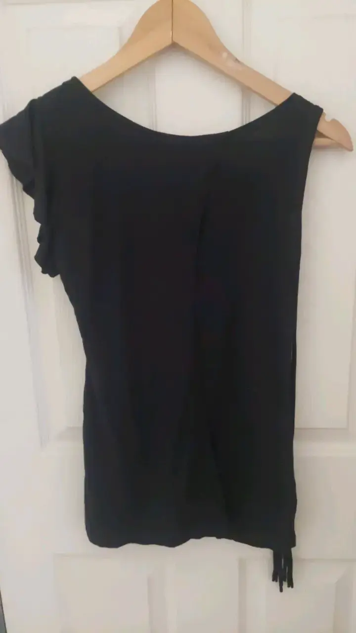 Blusa negra asimétrica con volantes - 4