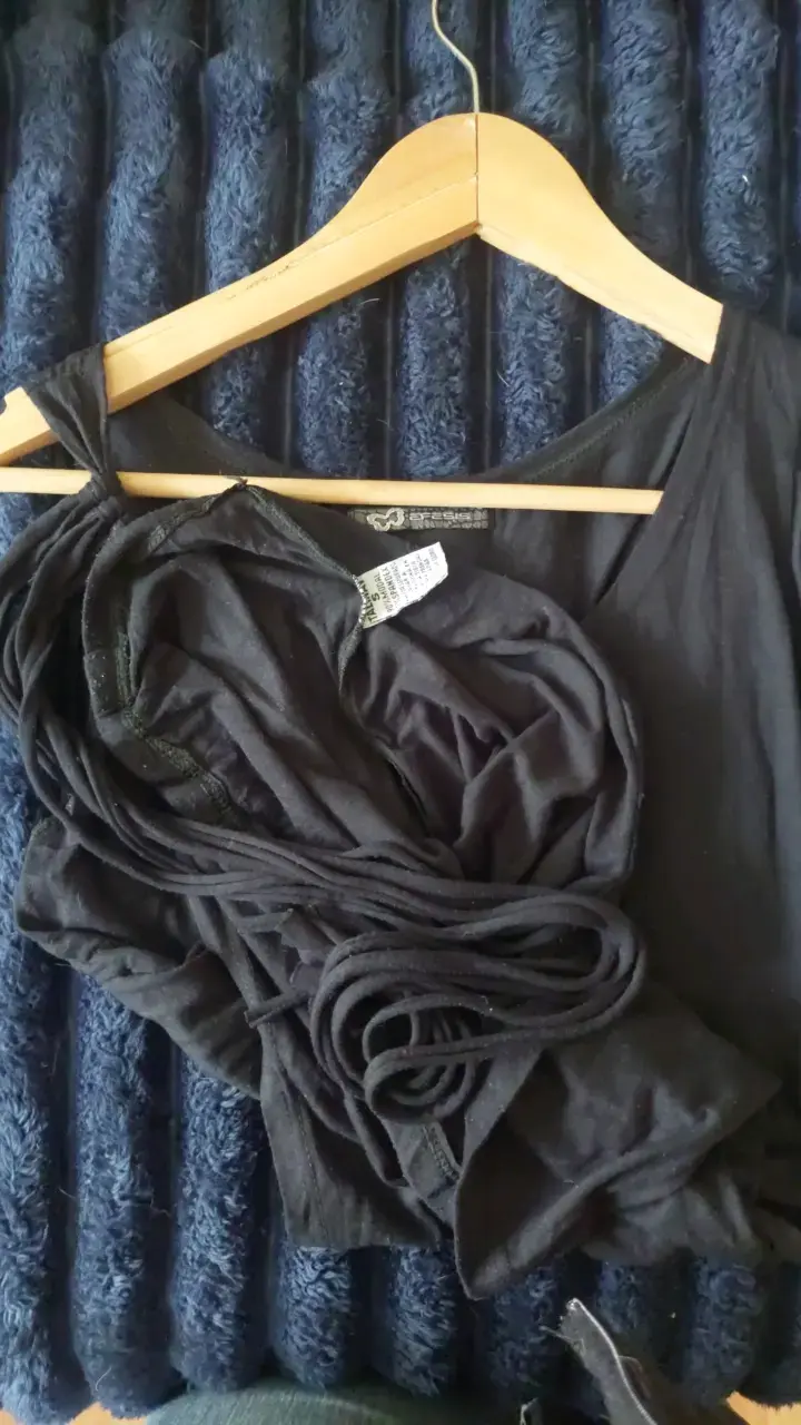 Blusa negra asimétrica con volantes - 5