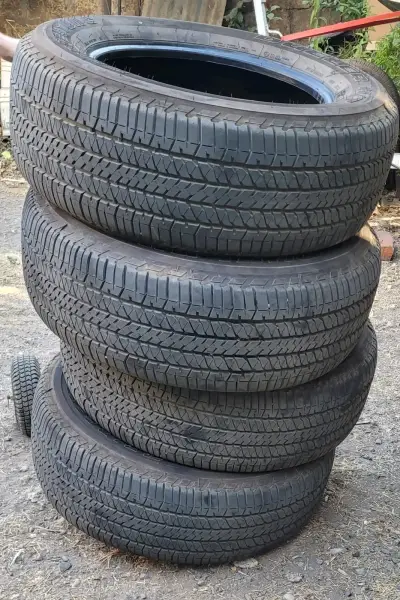 Juego de 4 neumáticos Bridgestone 265/60R18 usados - miniatura 1