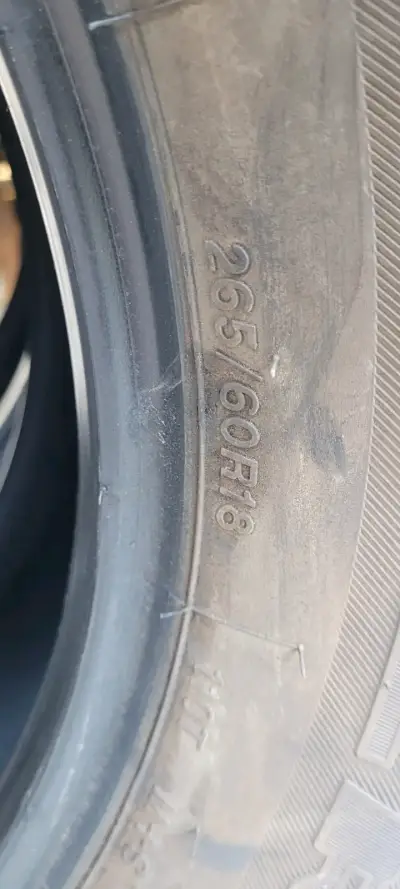 Juego de 4 neumáticos Bridgestone 265/60R18 usados - miniatura 2