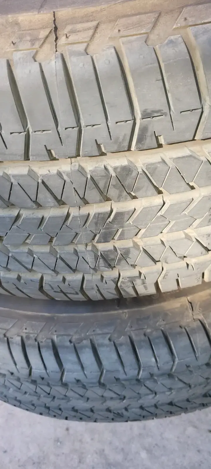 Juego de 4 neumáticos Bridgestone 265/60R18 usados - 5