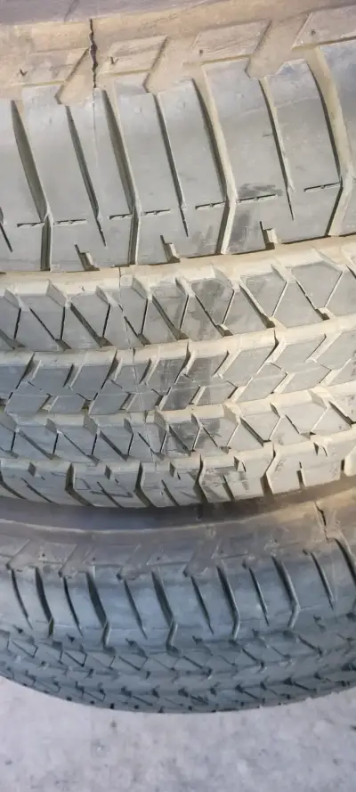 Juego de 4 neumáticos Bridgestone 265/60R18 usados - miniatura 5