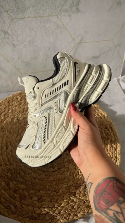 Zapatillas deportivas blancas con detalles negros - miniatura 1