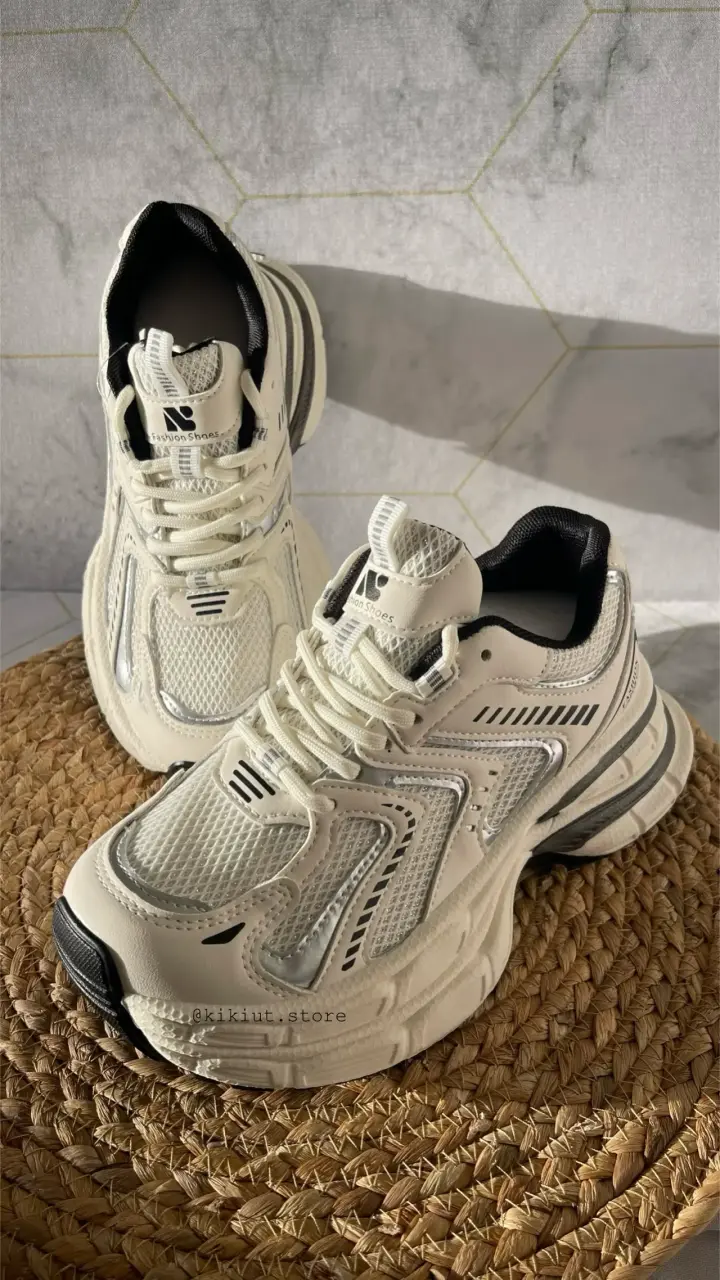 Zapatillas deportivas blancas con detalles negros - 2