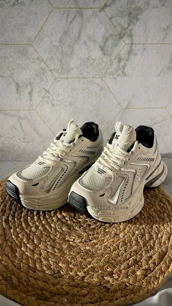 Zapatillas deportivas blancas con detalles negros - 3