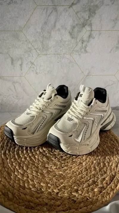 Zapatillas deportivas blancas con detalles negros - miniatura 3