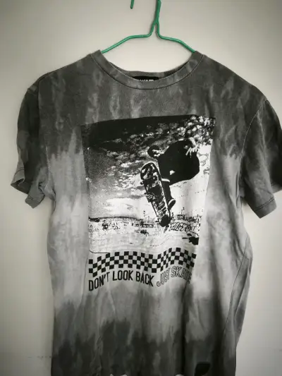 Polera gris con diseño skate estilo vintage 12/S - miniatura 1