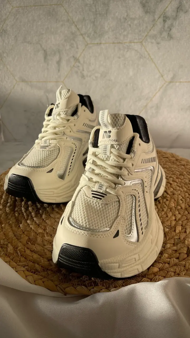 Zapatillas deportivas blancas con detalles negros - 4