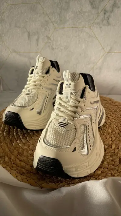 Zapatillas deportivas blancas con detalles negros - miniatura 4