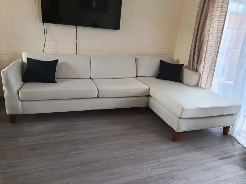 Sofá seccional beige en buen estado - 1