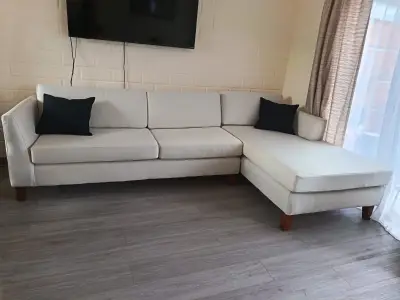 Sofá seccional beige en buen estado - miniatura 1