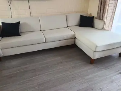 Sofá seccional beige en buen estado - miniatura 2