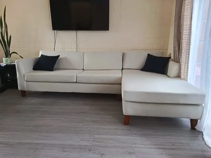 Sofá seccional beige en buen estado - 3