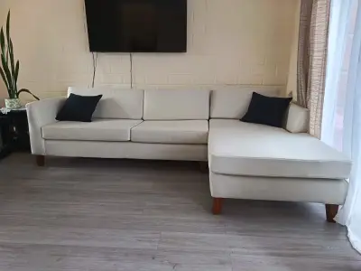 Sofá seccional beige en buen estado - miniatura 3