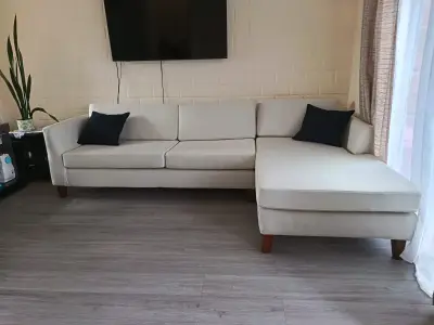 Sofá seccional beige en buen estado - miniatura 4