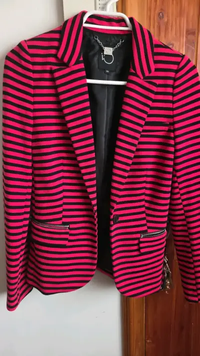 Blazer a rayas rojo y negro para mujer - miniatura 1