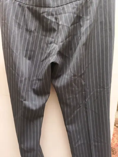 Pantalones de vestir a rayas grises para hombre - miniatura 1