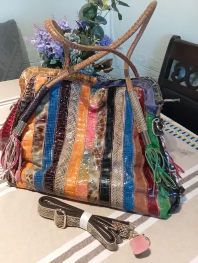 Bolso de mano multicolor de cuero con diseño único - miniatura 1