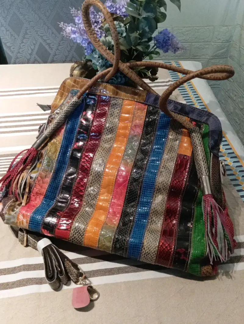 Bolso de mano multicolor de cuero con diseño único - 2