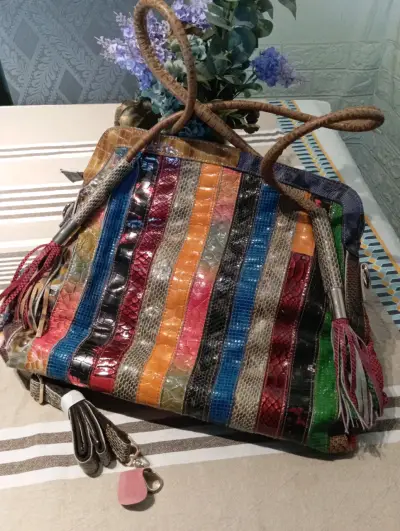 Bolso de mano multicolor de cuero con diseño único - miniatura 2