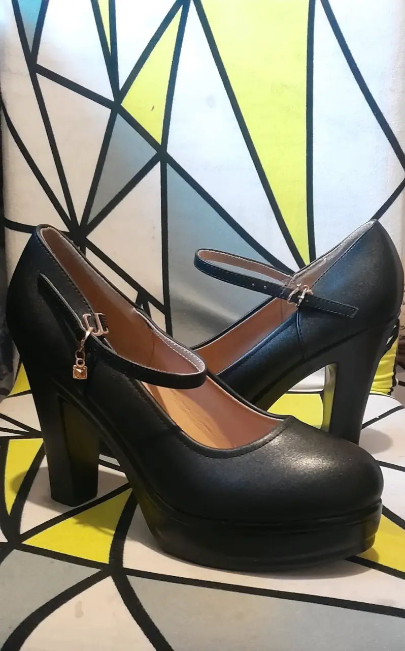 Zapatos de tacón alto negros con correa - 1