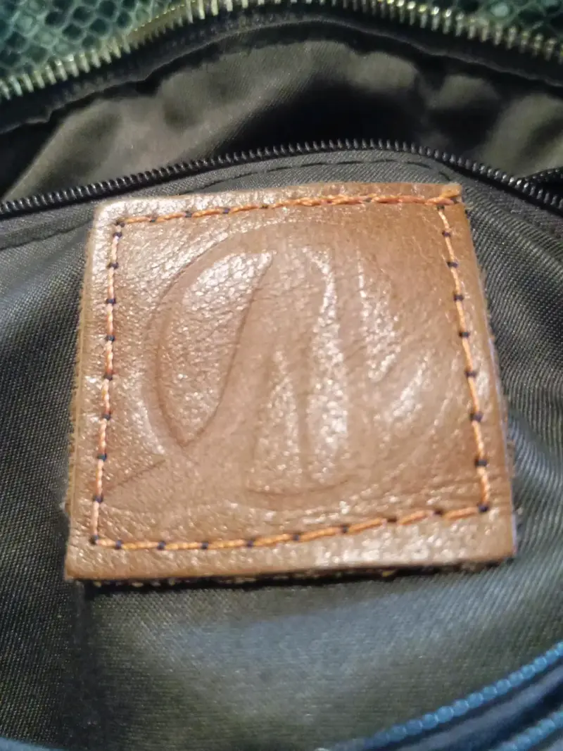Bolso de mano multicolor de cuero con diseño único - 4