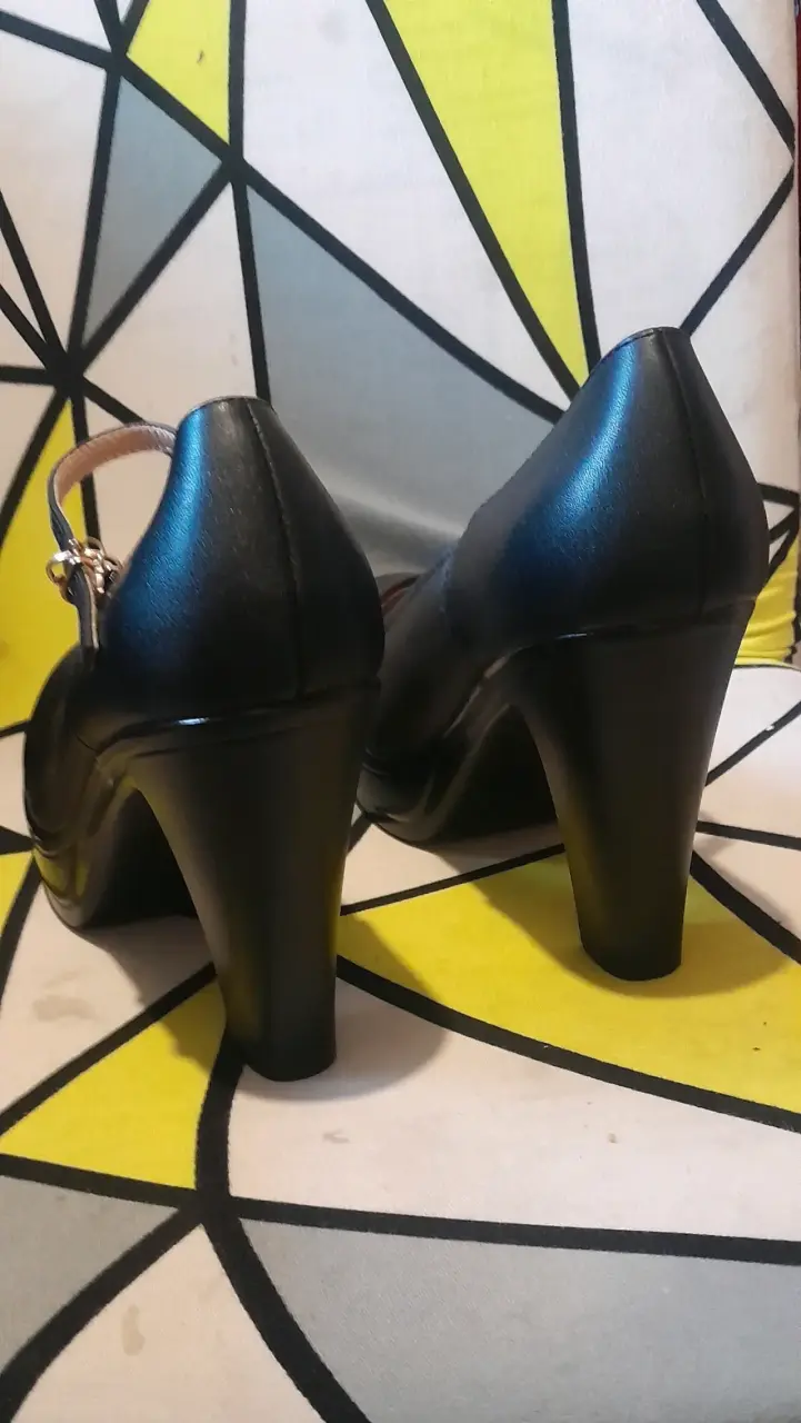 Zapatos de tacón alto negros con correa - 2