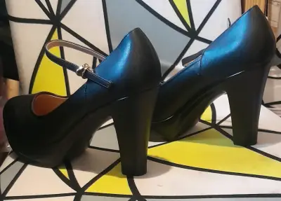 Zapatos de tacón alto negros con correa - miniatura 3