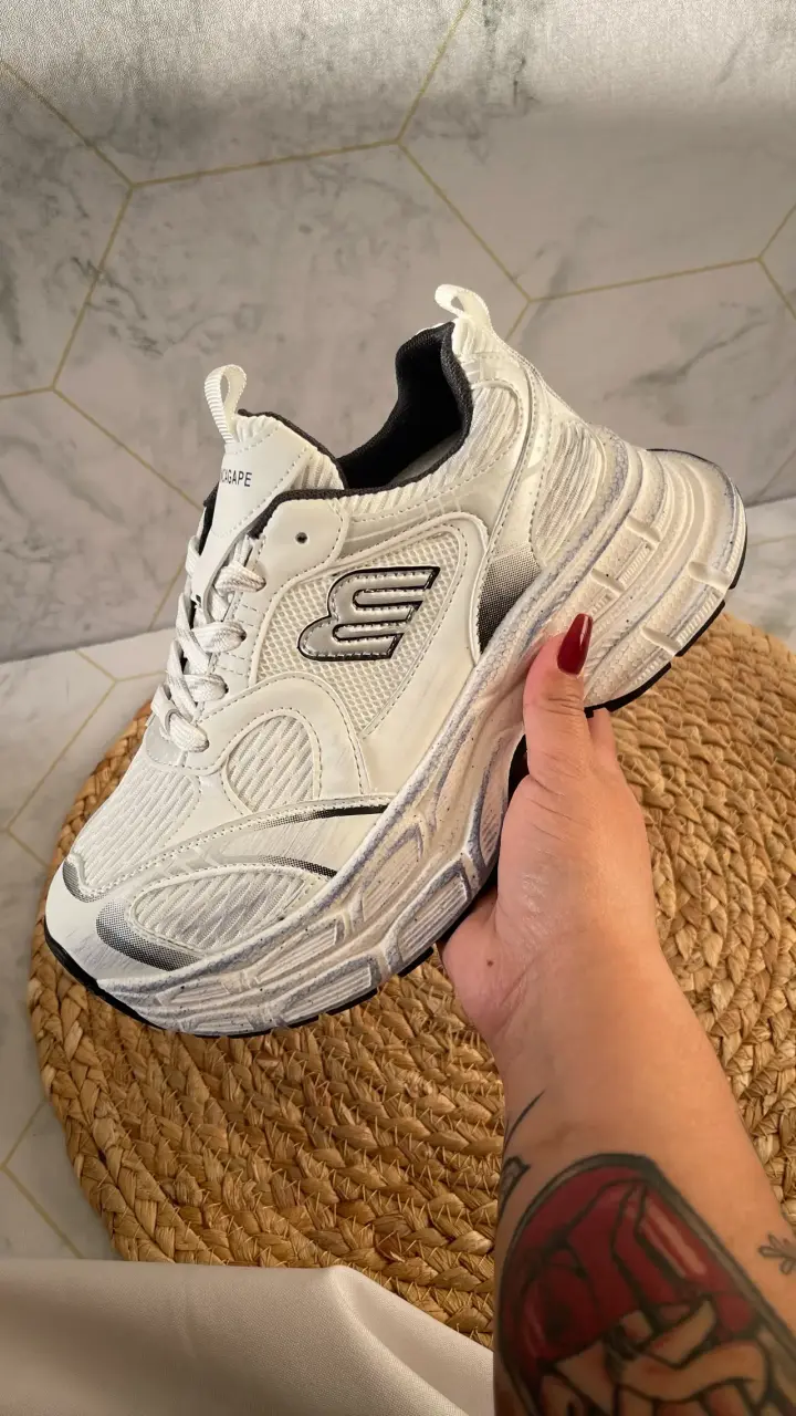 Zapatillas deportivas blancas - 1