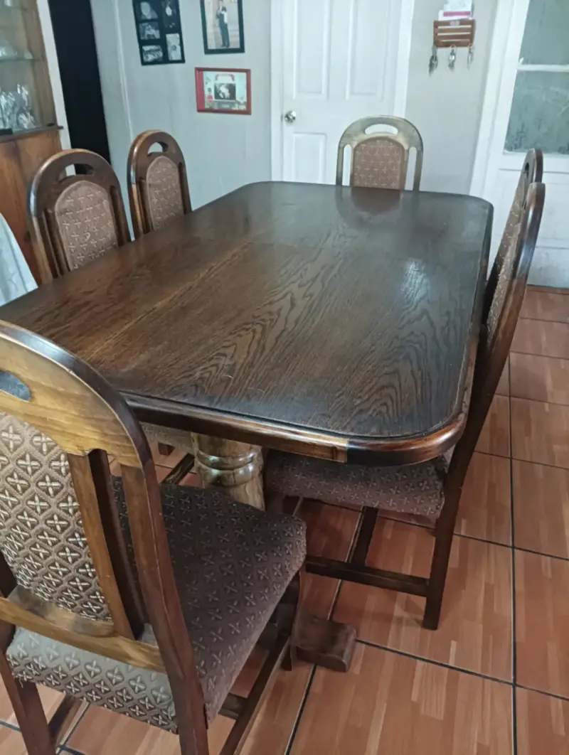 Mesa de comedor de madera con 6 sillas