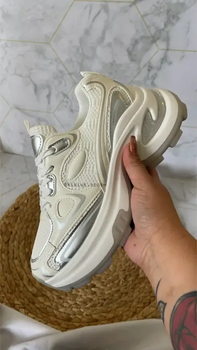 Zapatillas deportivas blancas con detalles plateados - miniatura 1