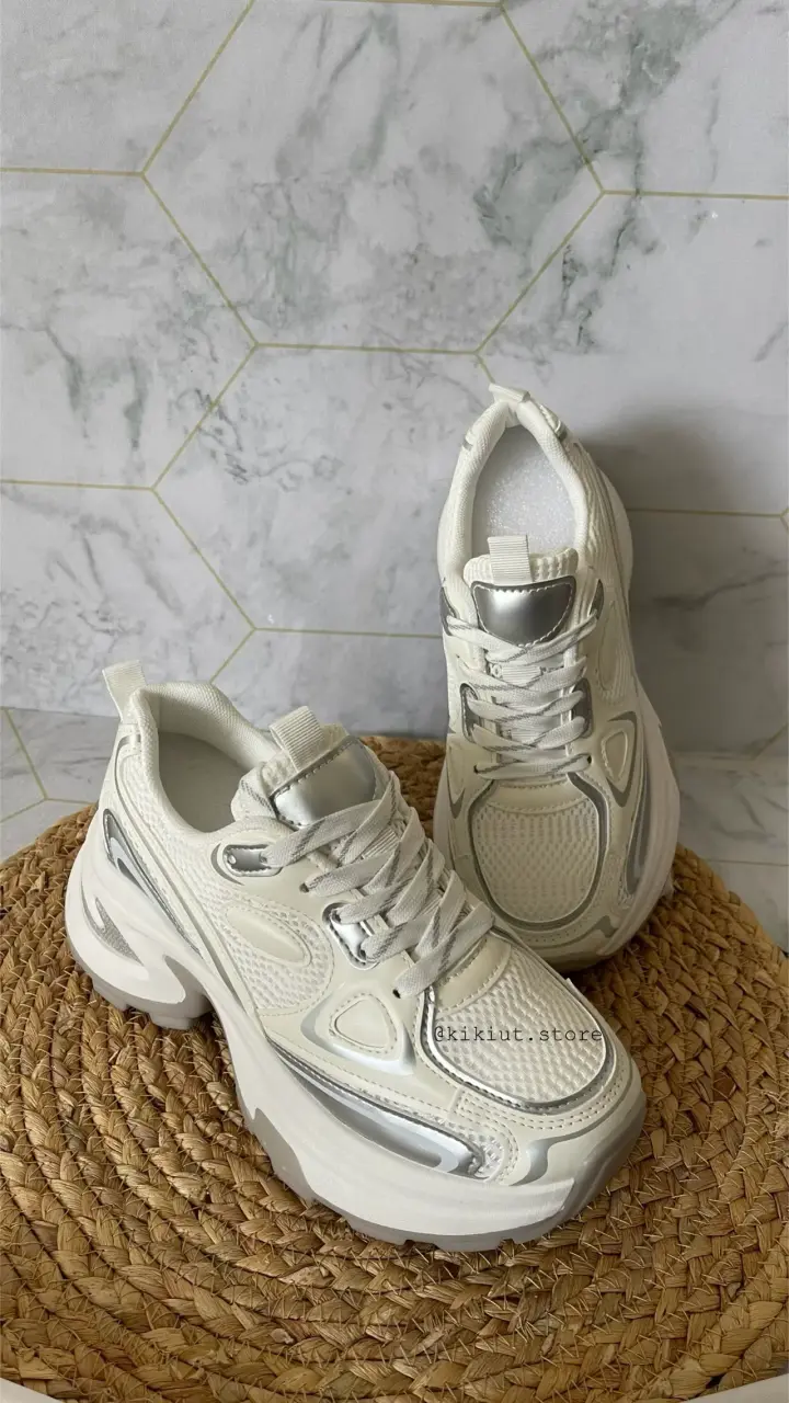 Zapatillas deportivas blancas con detalles plateados - 2