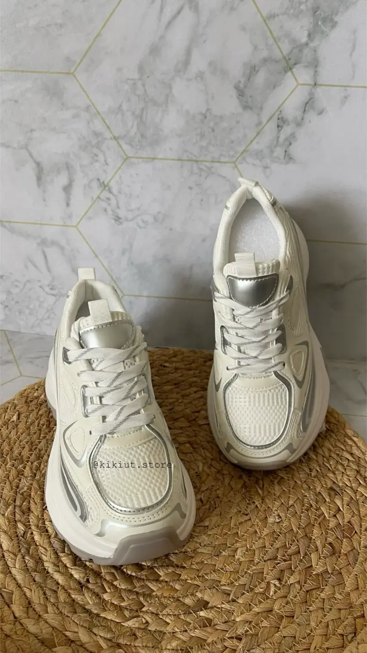 Zapatillas deportivas blancas con detalles plateados - 3